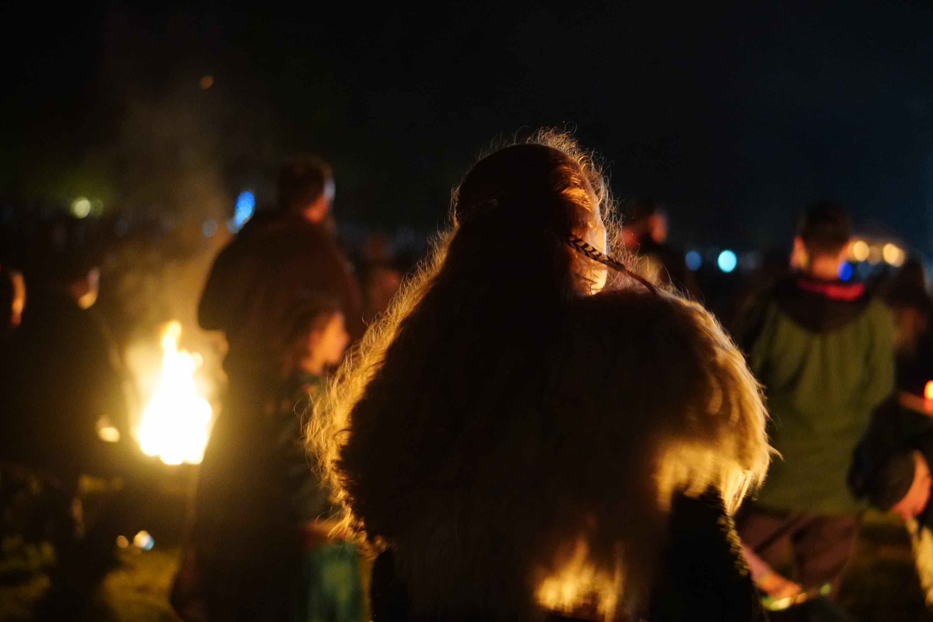 Tanzen am Lagerfeuer